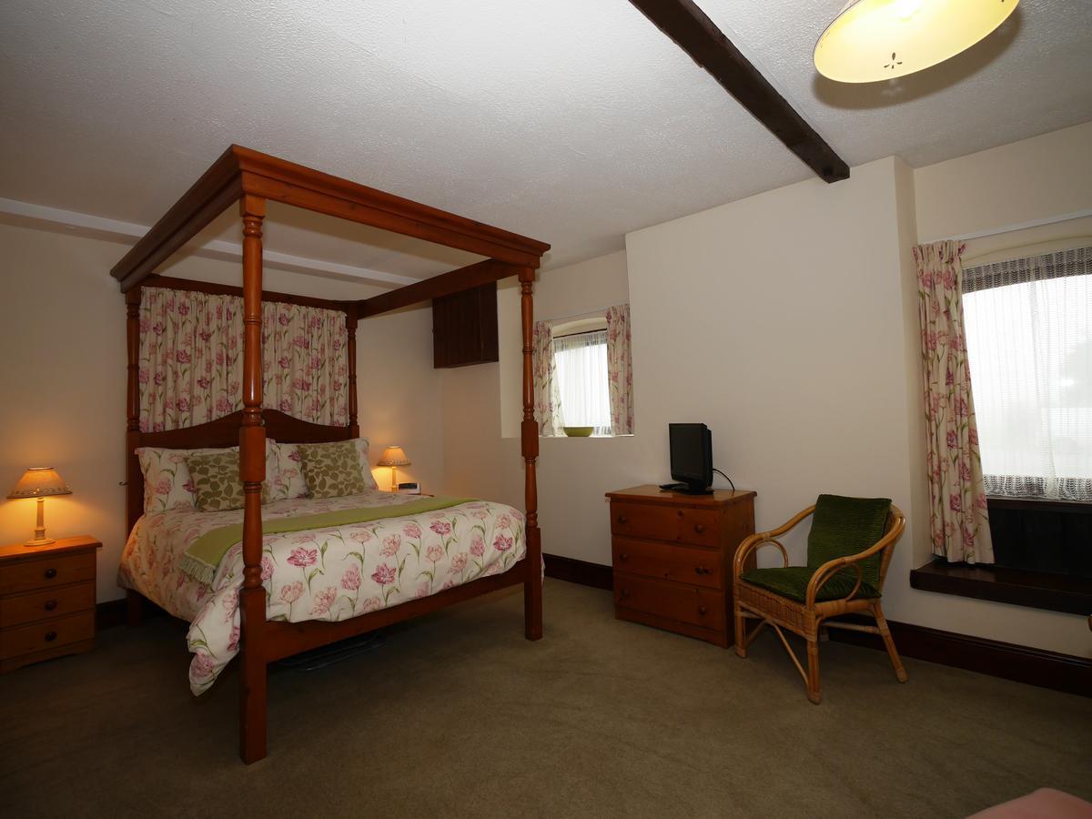 Kennacott Court Holiday Cottages Бюд Екстериор снимка