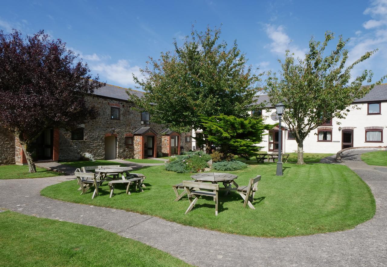 Kennacott Court Holiday Cottages Бюд Екстериор снимка