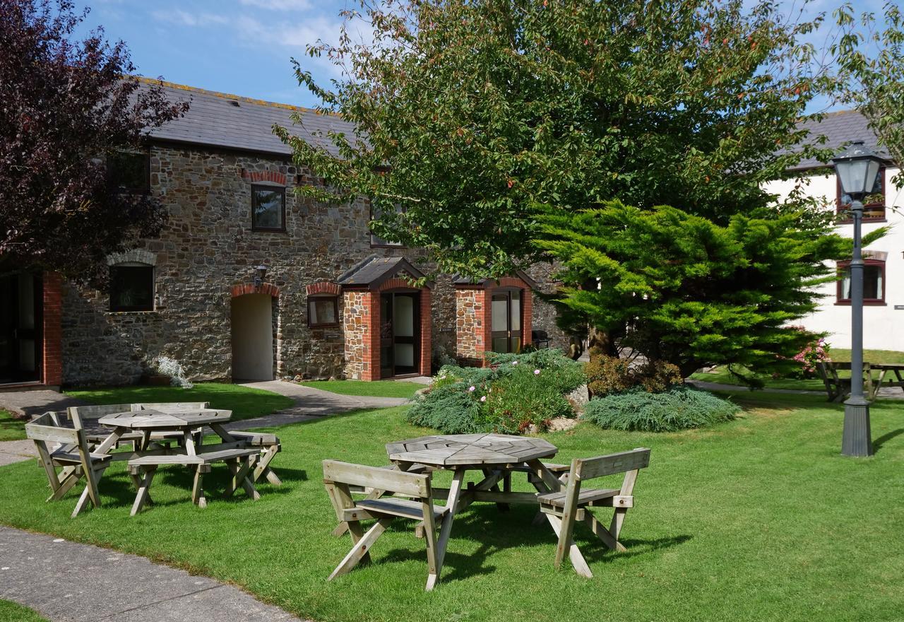 Kennacott Court Holiday Cottages Бюд Екстериор снимка