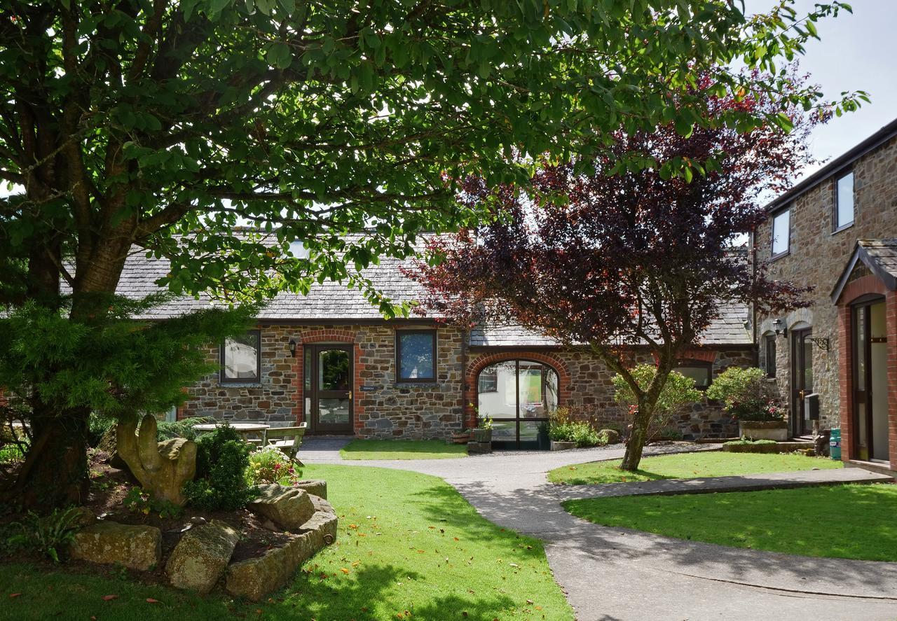 Kennacott Court Holiday Cottages Бюд Екстериор снимка